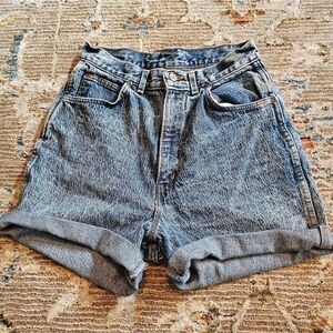 80s vintage Chic shorts. Tag says 12 but fits like 8. Waist is 13.25", rise 15"